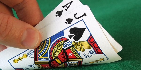 Mỗi người chơi và người chia (dealer) được chia hai lá bài ban đầu.
